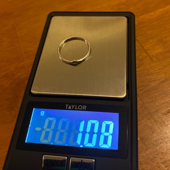 STERLING SILVER: Simple V-cut ring - Picture 2 of 5